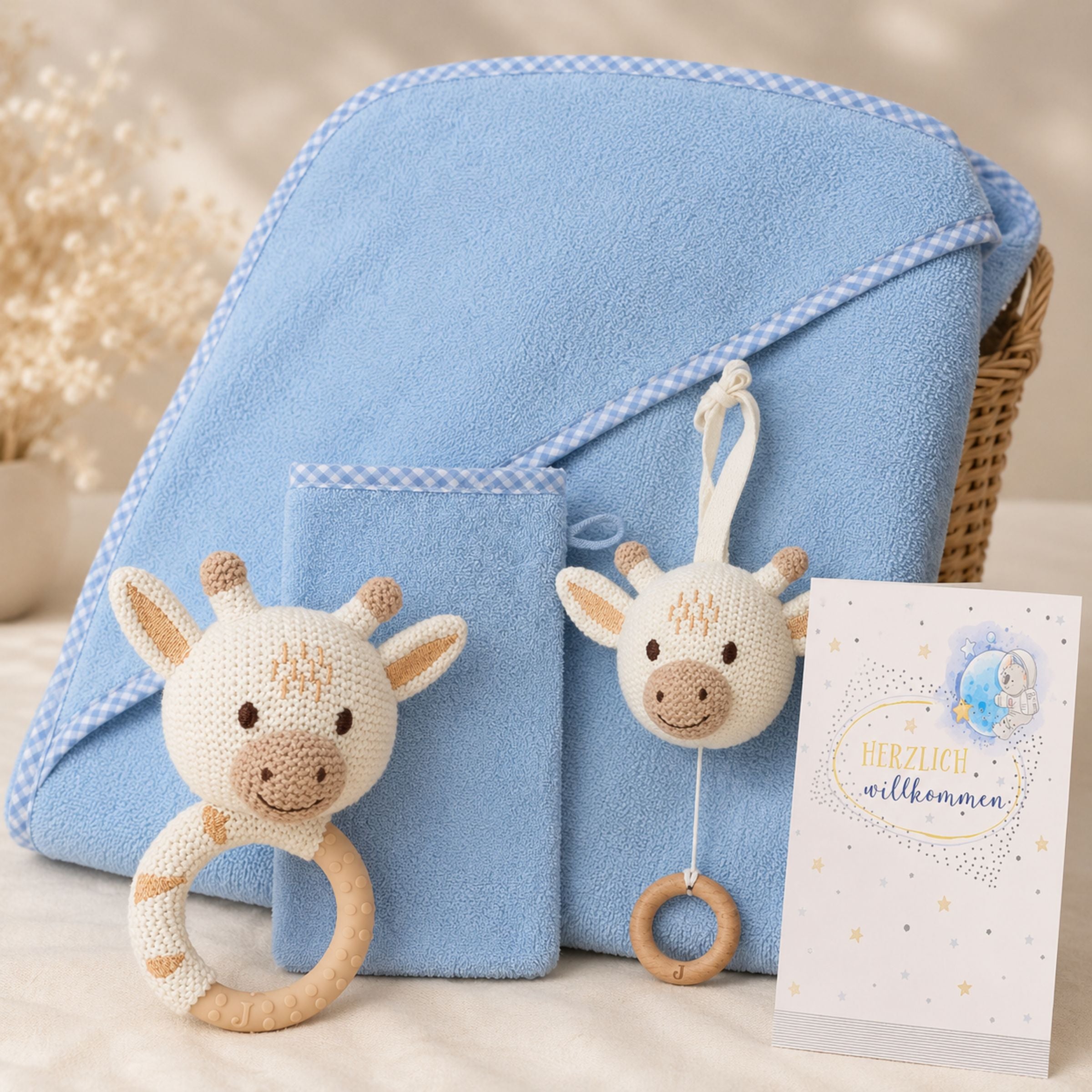Geschenkset zur Geburt Giraffe gestrickt hellblau