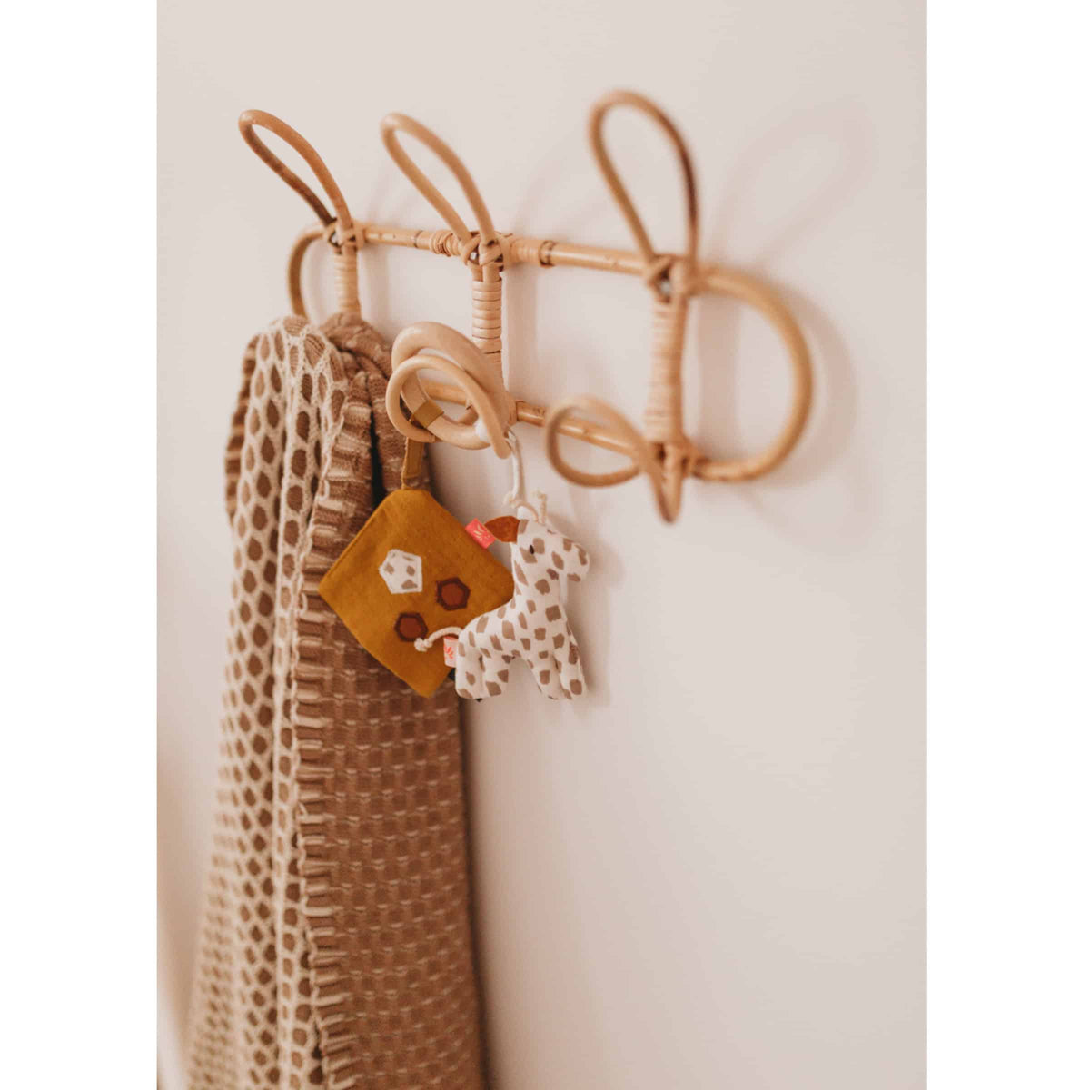 Kikadu Beißring mit Giraffe und Knistertuch