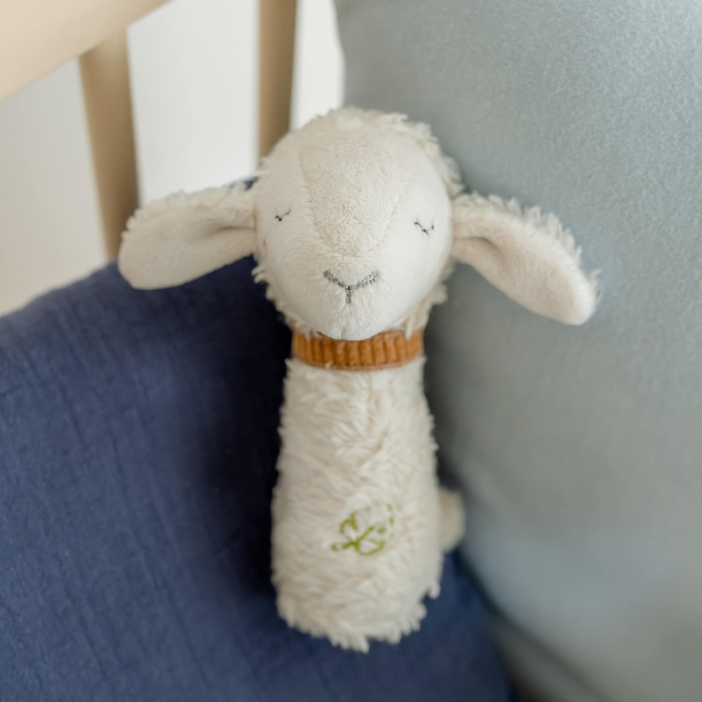 Fehn Mini Rassel Schaf im Kinderbett