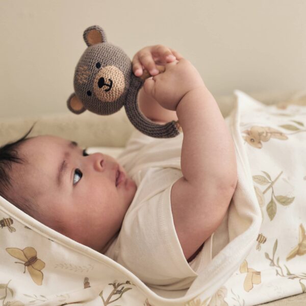 Jollein Beißring Bär wird von einem Baby bestaunt
