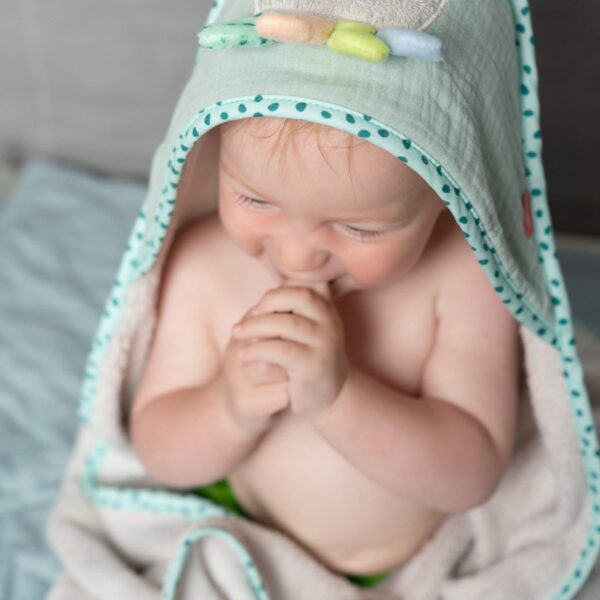 Fehn Kapuzenbadetuch Oktopus mit eingewickeltem Baby