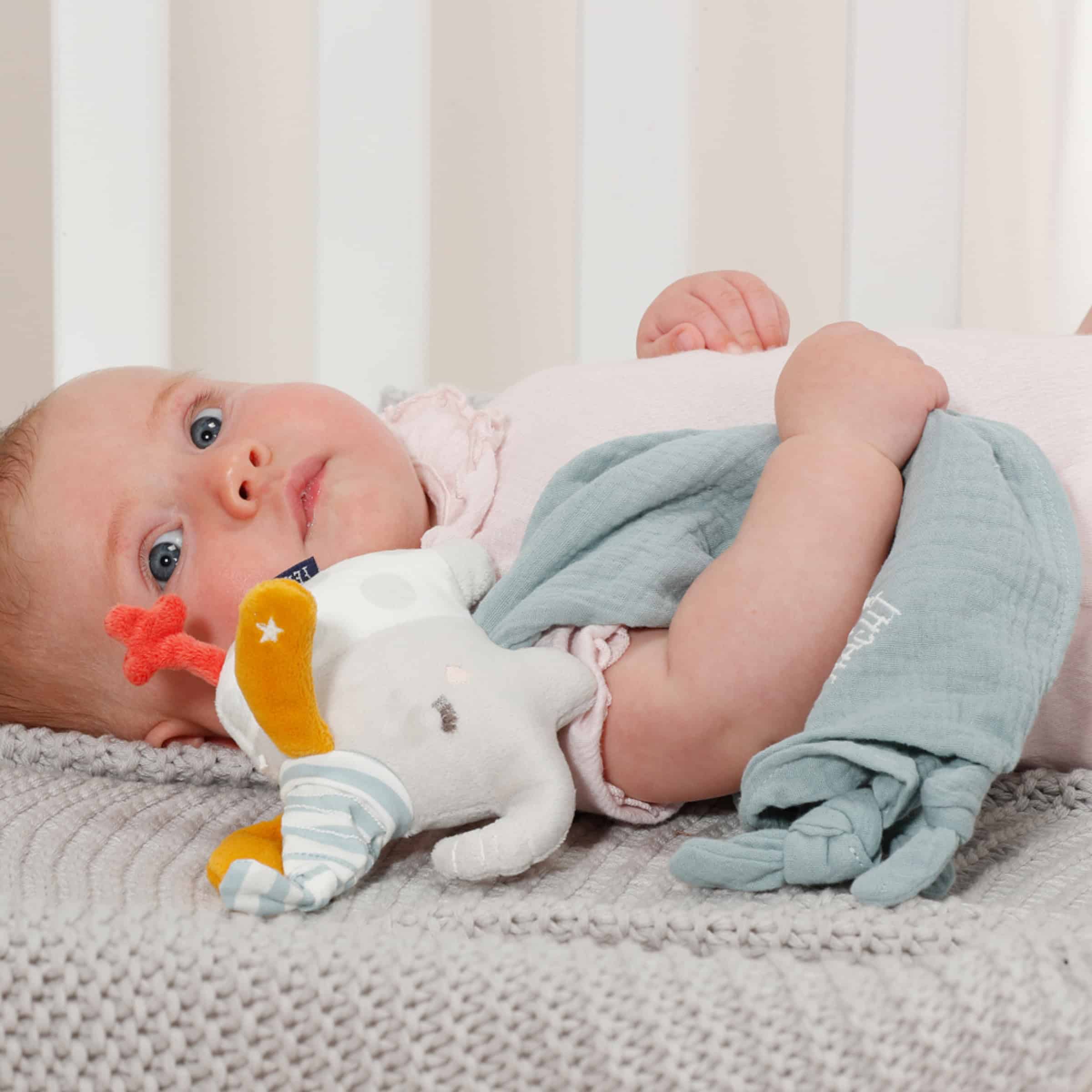 Fehn Schmusetuch Elefant mit kuschelndem Baby