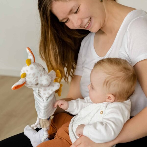 Fehn Schmusetuch Handpuppe Giraffe mit kuschelndem Baby