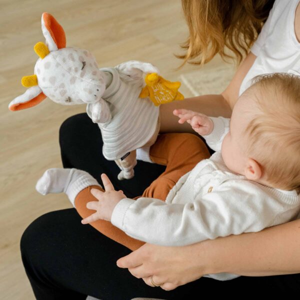 Fehn Schmusetuch Handpuppe Giraffe mit spielendem Baby