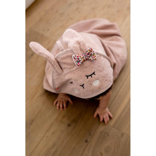 Kikadu Kapuzenhandtuch Hase rose mit einem krabbelndem Baby