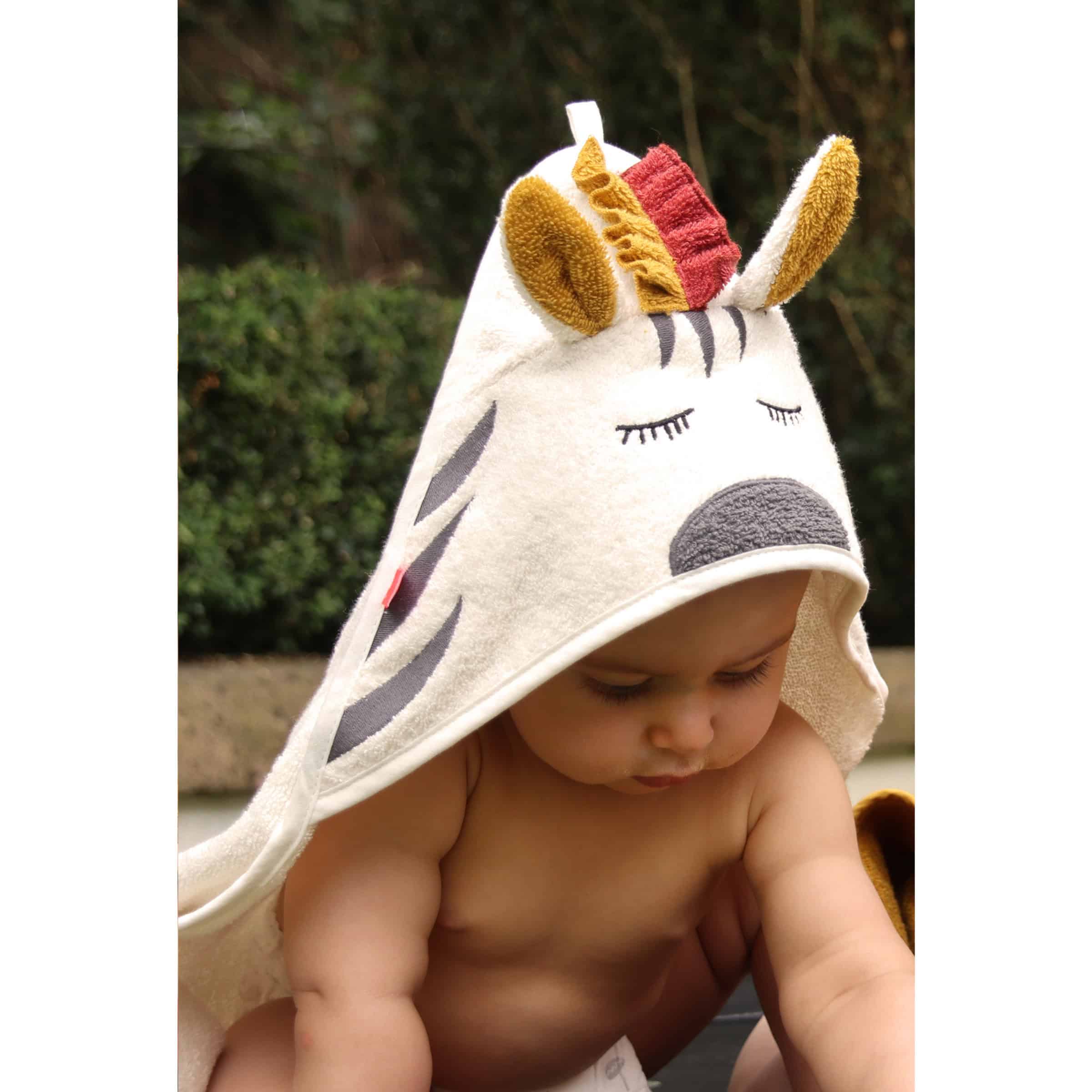 Kikadu Kapuzenhandtuch Zebra mit spielendem Kind