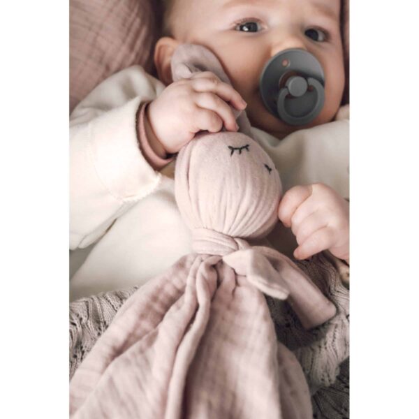 Kikadu Schmusetuch Hase Rose mit einem Baby
