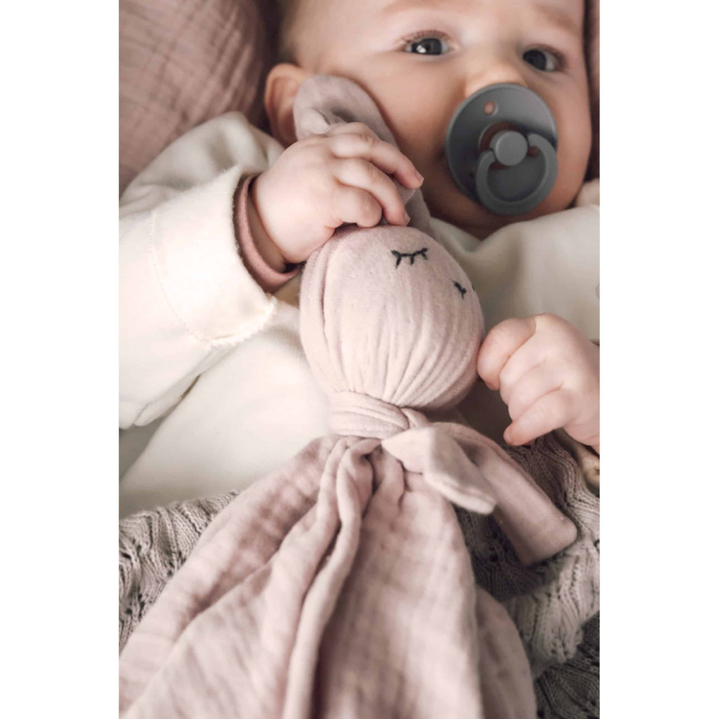 Kikadu Schmusetuch Hase Rose mit einem Baby
