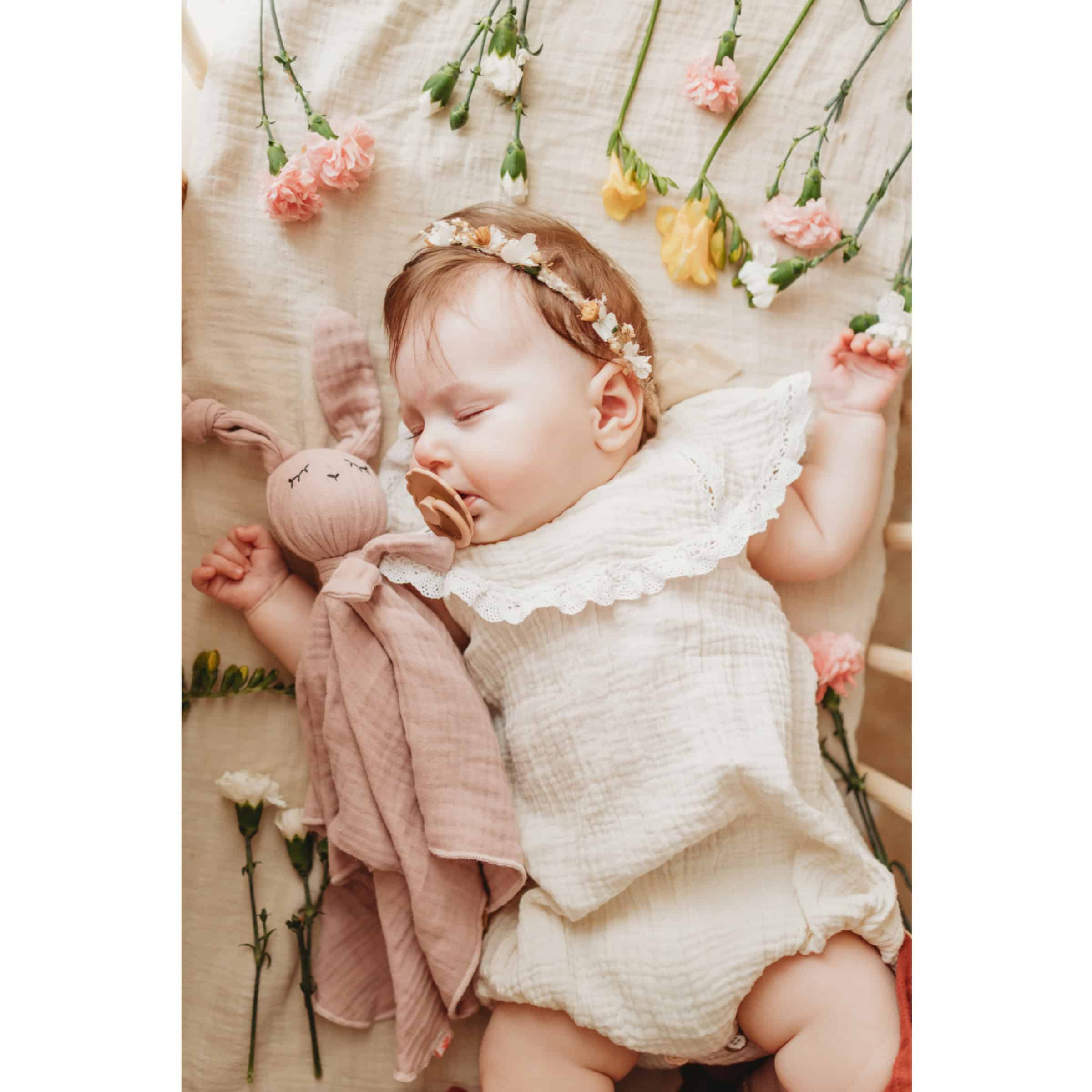 Kikadu Schmusetuch Hase Rose mit einem schlafenden Baby