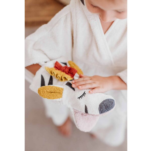 Kikadu Waschlappen Zebra mit einem spielendem Kind