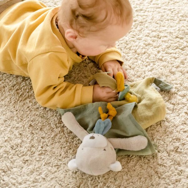Schmusetuch Bär fehnNATUR mit einem Baby beim Spielen