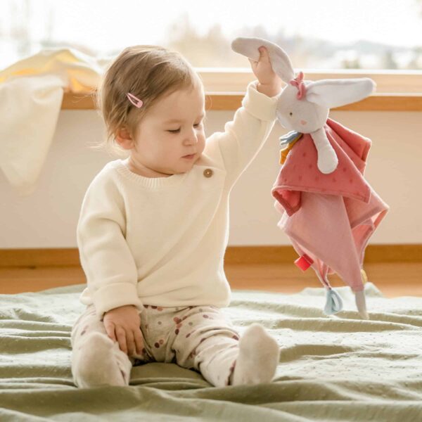 Schmusetuch Hase fehnNATUR mit einem Mädchen beim Spielen