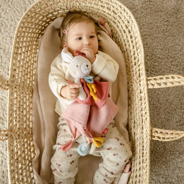 Schmusetuch Hase fehnNATUR mit einem Mädchen im Kinderwagen