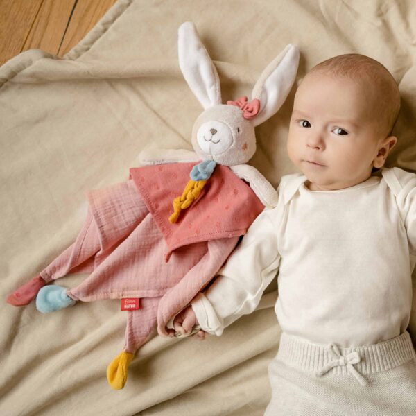 Schmusetuch Hase fehnNATUR mit einem Baby