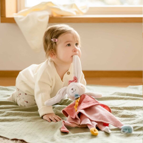 Schmusetuch Hase fehnNATUR mit einem Mädchen