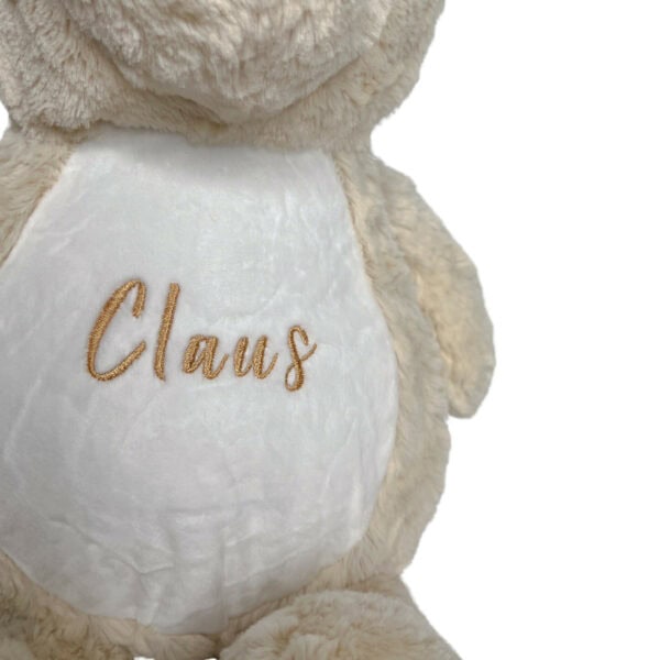 Personalisiertes Kuscheltier Teddy mit Blick auf den Namen