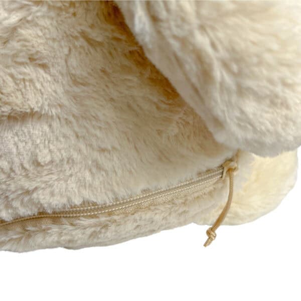 Personalisiertes Kuscheltier Teddy mit Blick auf den Reißverschluss