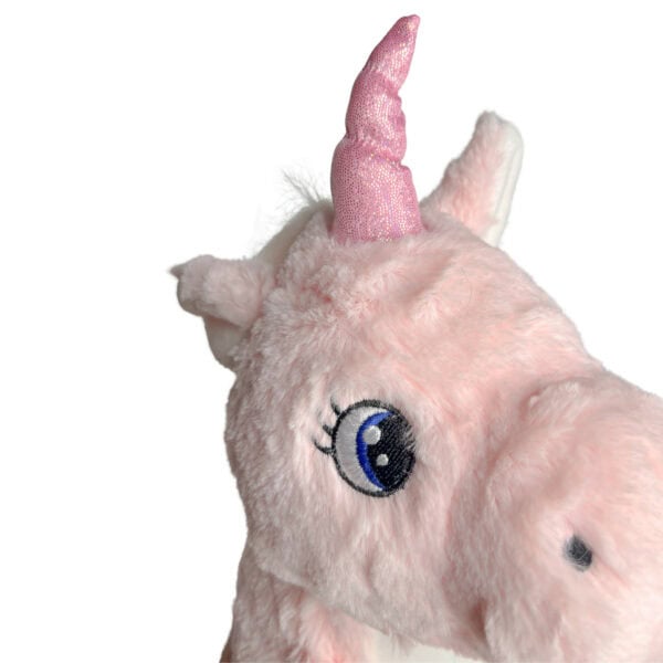 Personalisiertes Stofftier Einhorn mit Blick auf das Horn