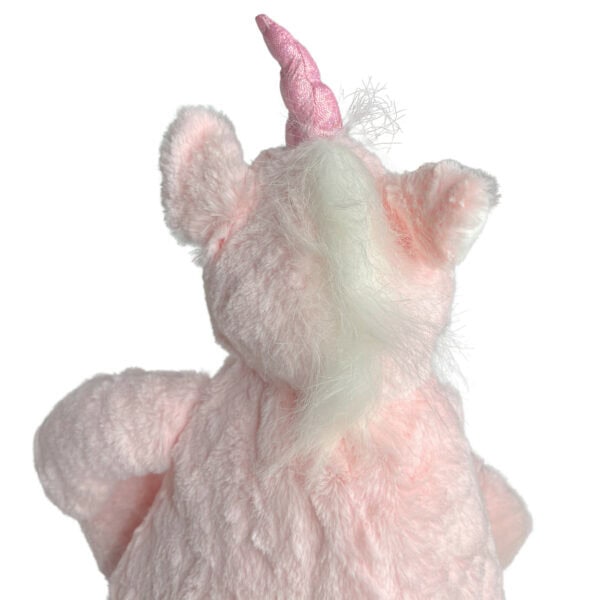 Personalisiertes Stofftier Einhorn mit Blick auf die Mähne