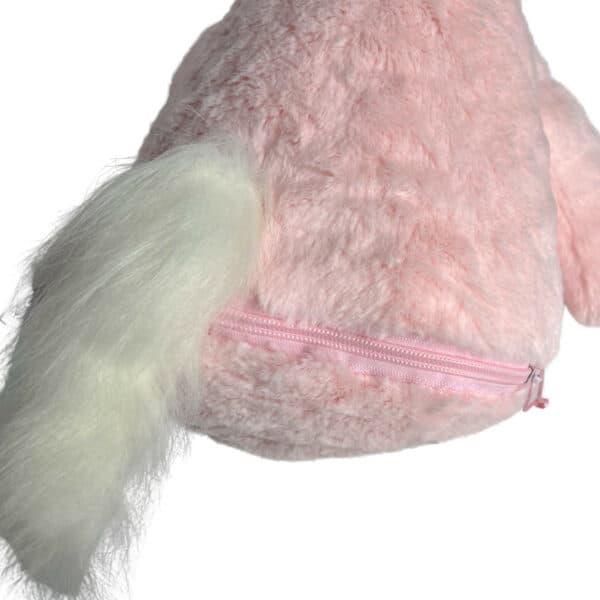 Personalisiertes Stofftier Einhorn mit Blick auf den Reißverschluss