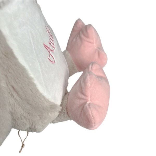 Personalisiertes Kuscheltier Eule mit Blick auf die Füße