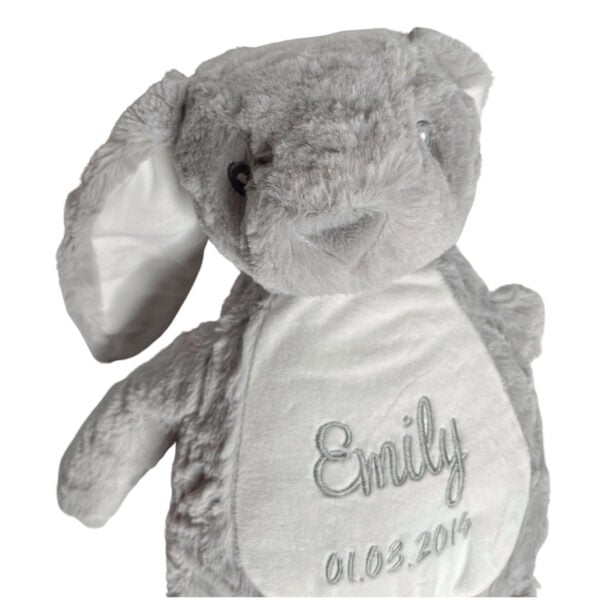 Personalisiertes Kuscheltier Hase in Grau mit Blick auf das Köpfchen