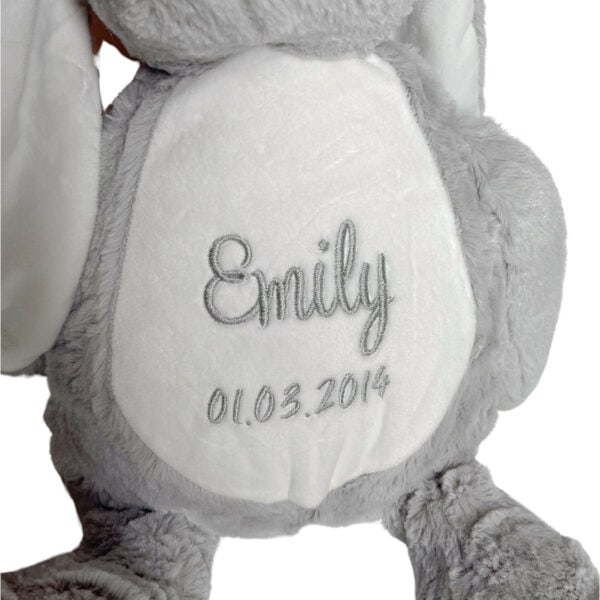 Personalisiertes Kuscheltier Hase in Grau mit Blick auf den Namen