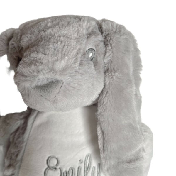 Personalisiertes Kuscheltier Hase in Grau mit Blick auf die Nase