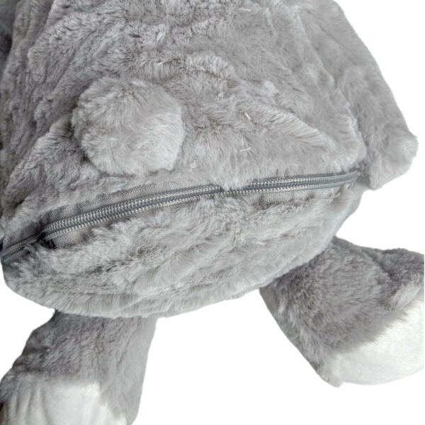 Personalisiertes Kuscheltier Hase in Grau mit Blick auf den Reißverschluss