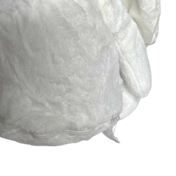 Personalisiertes Kuscheltier Hase Weiß mit Blick auf den Reißverschluss