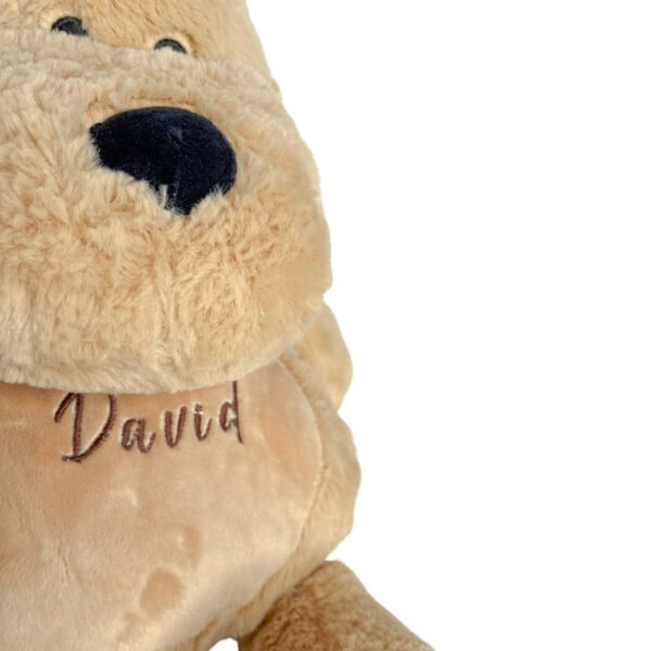Personalisiertes Kuscheltier Hund mit Blick auf den Namen