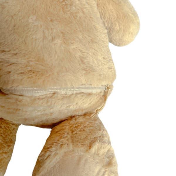 Personalisiertes Kuscheltier Hund mit Blick auf den Reißverschluss