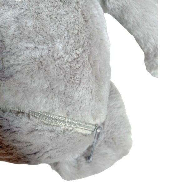 Personalisiertes Kuscheltier Koala Bär mit Blick auf den Reißverschluss
