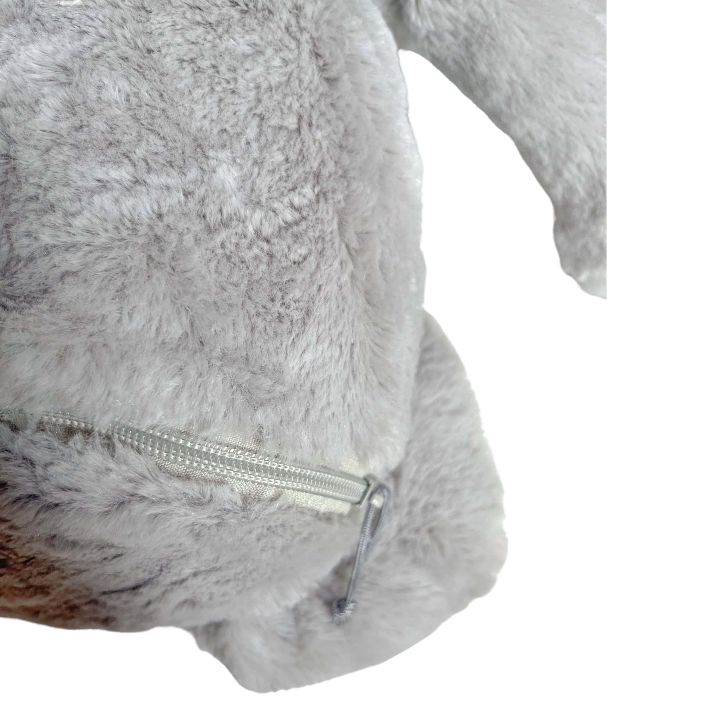 Personalisiertes Kuscheltier Koala Bär mit Blick auf den Reißverschluss