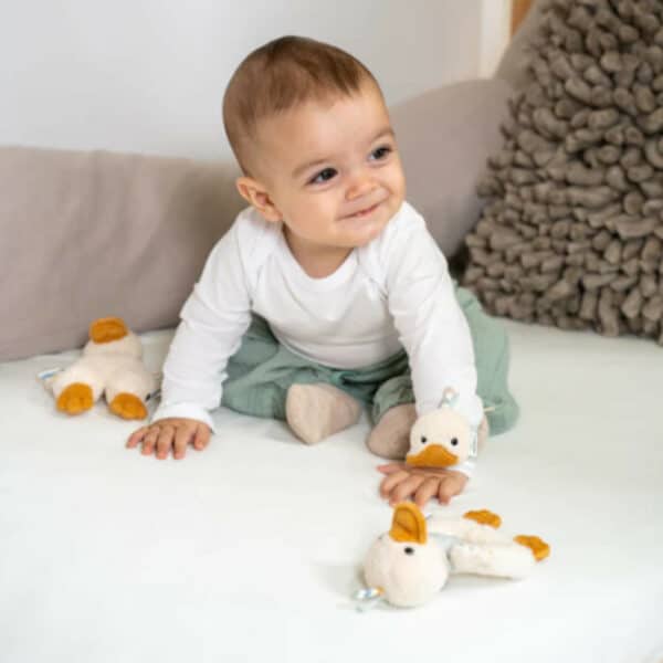 Sterntaler Greifling Ente Edda mit einem Baby