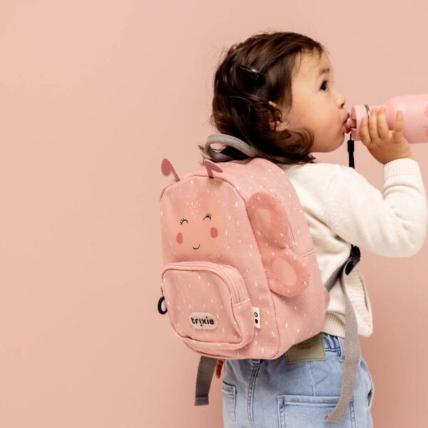 Trinkflasche 350 ml Mrs. Butterfly von Trixie Baby mit trinkendem Mädchen