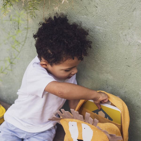 Kindergartenrucksack Mr. Lion von Trixie Baby mit Kindergartenkind