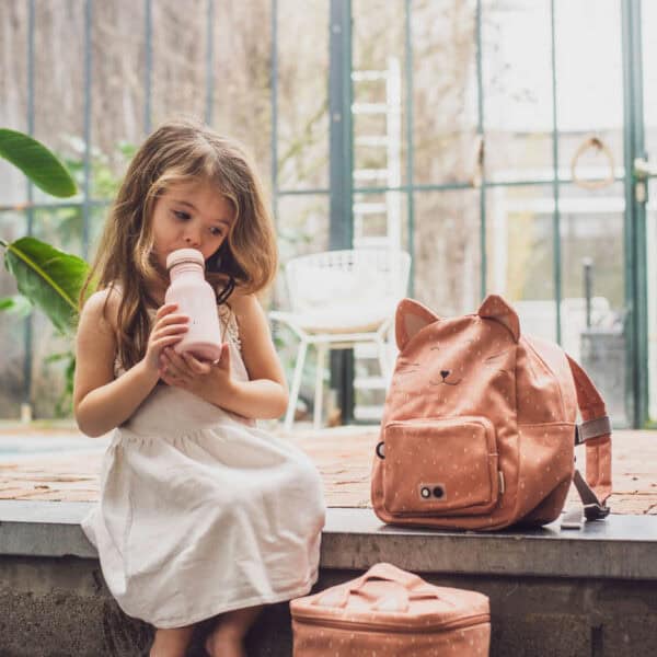 Kindergartenrucksack Mrs. Cat von Trixie Baby mit einem Mädchen