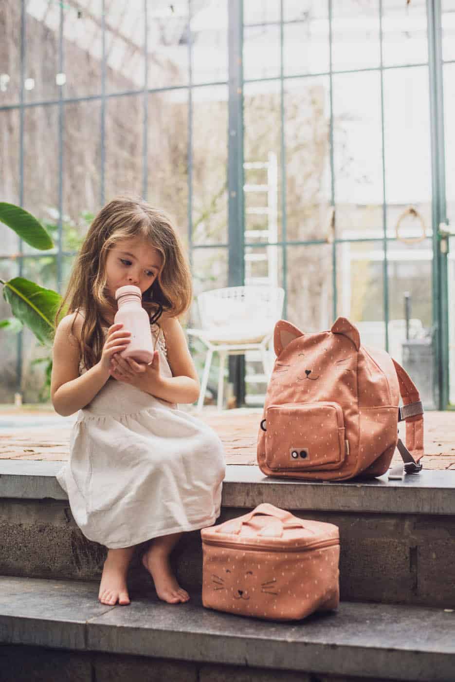 Kindergartenrucksack Mrs. Cat von Trixie Baby mit einem Mädchen