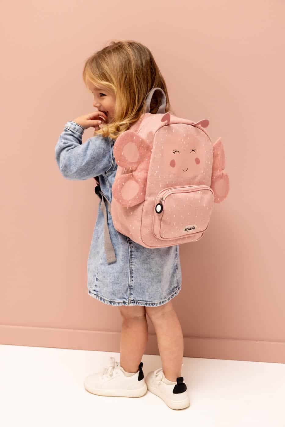 Kindergartenrucksack Mrs. Butterfly von Trixie Baby mit einem Mädchen