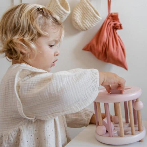 Label Label Holz Sortierbox Rosa staunendes Kind