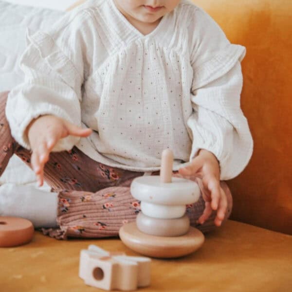 Label Label Holz Stapelturm Nougat spielendes Kind