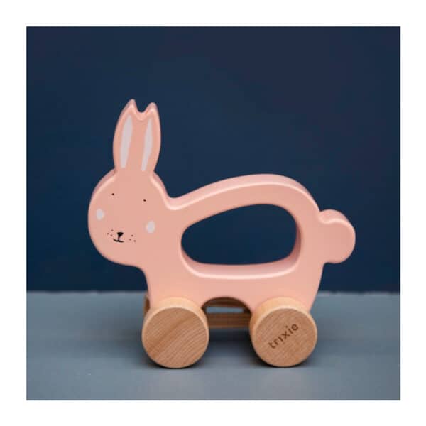 Trixie Baby Holz Nachziehtier Mrs. Rabbit auf blauem Hintergrund