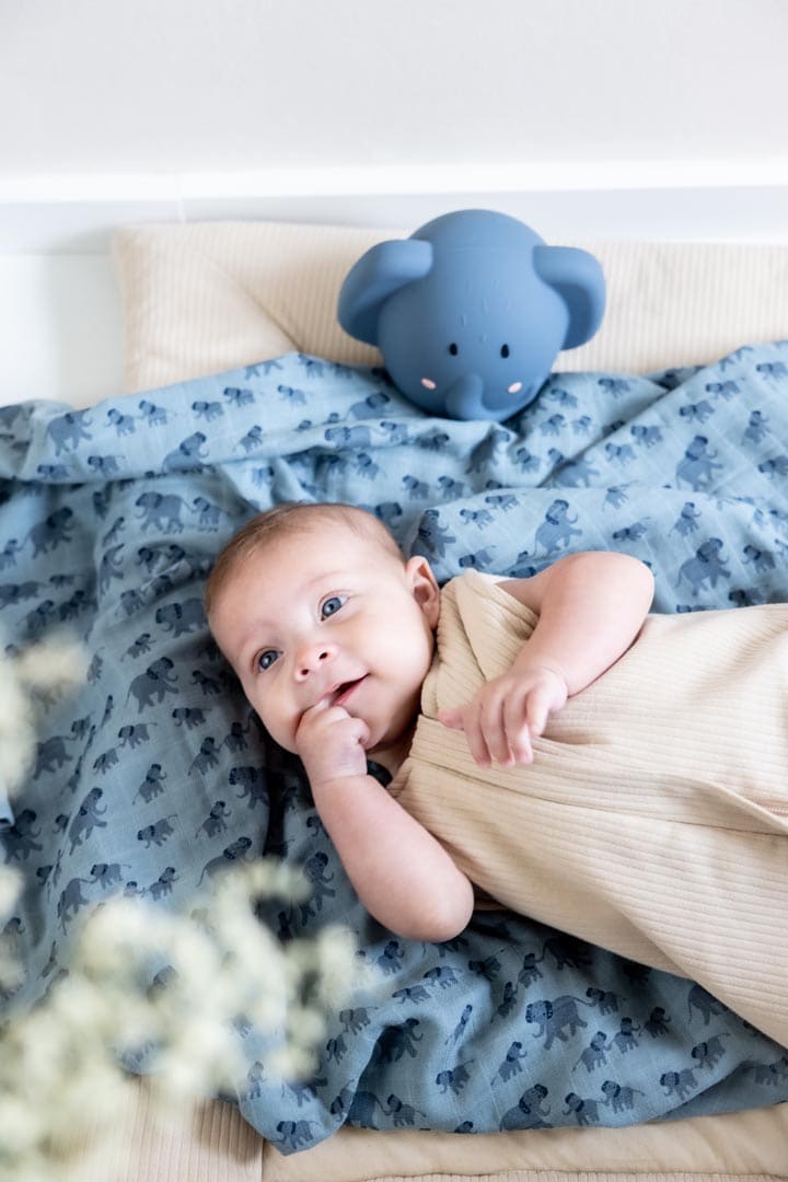 Nachtlicht Mrs. Elephant von Trixie Baby im Bett