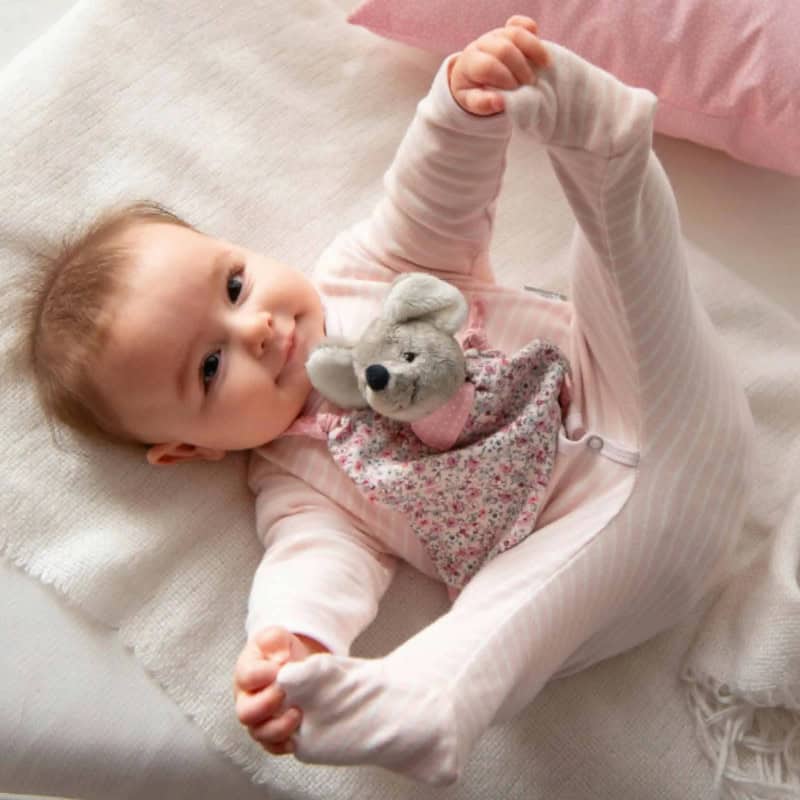 Baby mit personalisiertem Schnuffeltuch – Geschenk zur Geburt mit Namensstickerei