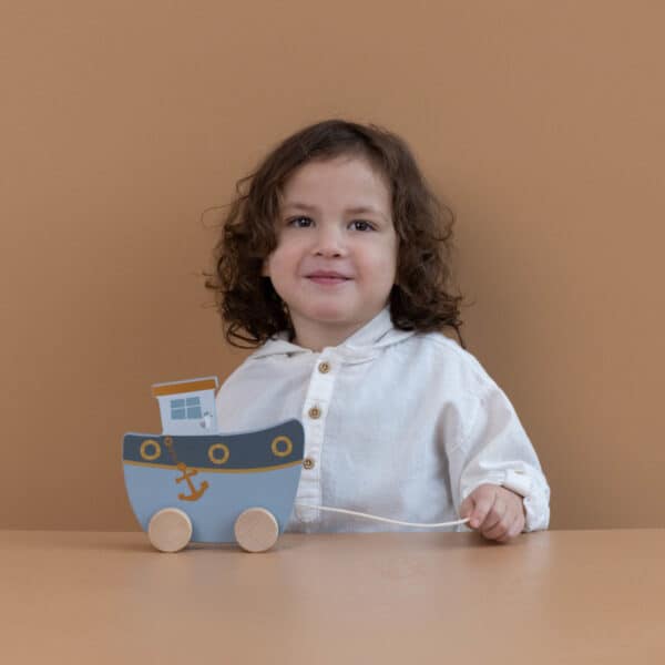 little-dutch-holz-nachziehboot-fsc-maedchen