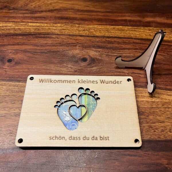 geldgeschenkkarte-holz-geburt-fuesse-befuellt