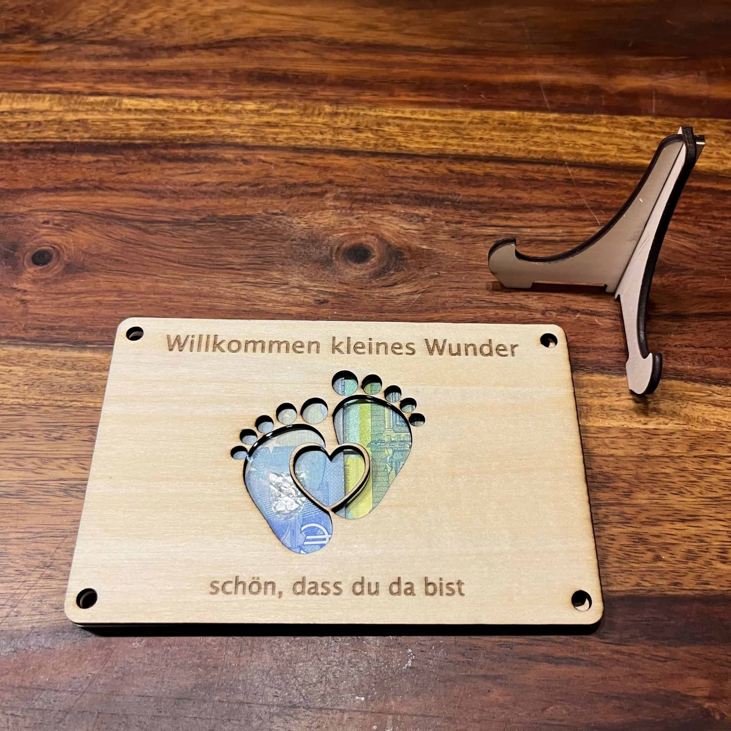 geldgeschenkkarte-holz-geburt-fuesse-befuellt