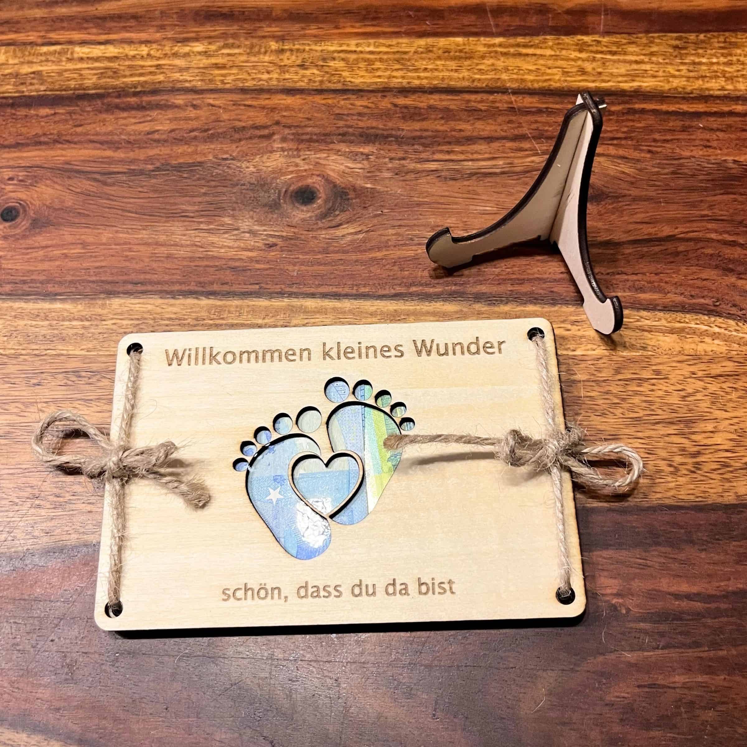 geldgeschenkkarte-holz-geburt-fuesse