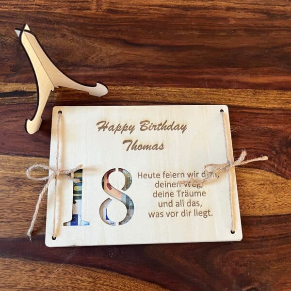 holzgeschenkkarte-geburtstag-modern-staender